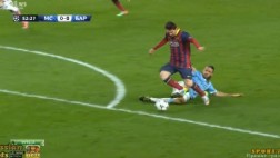 ¿Penal? Messi fue trabado fuera del área pero cobraron dentro