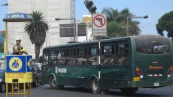 Un bus lleno de policías comete una infracción