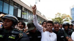 Venezuela: Líderes opositores acompañan a López en audiencia