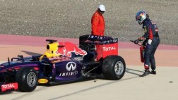 Fórmula 1: Vettel apaga incendio en su Red Bull durante pruebas