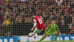 Neuer atajó penal a Özil con una sola mano en el Arsenal-Bayern