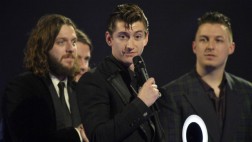 Arctic Monkeys: "Apostamos que One Direction nos ganaría"