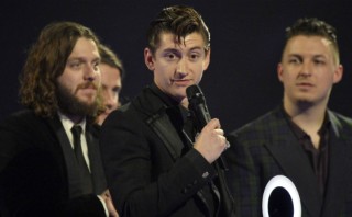 Arctic Monkeys: "Apostamos que One Direction nos ganaría"