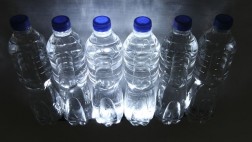Universitarios venden agua sucia por Internet a mil dólares