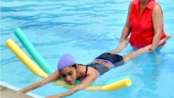 Piscina ayuda a personas con habilidades especiales
