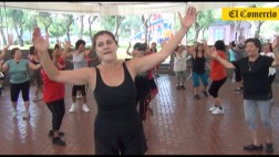 Adultos mayores al día con baile, aeróbicos y zumba fitness
