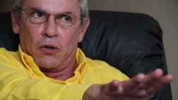 Aseguran que Castañeda aún no define candidatura para Lima