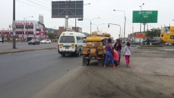 Mototaxis cargados de fruta son un riesgo en la Av. Arriola