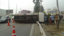 Camión cisterna se volcó en la Panamericana Sur en Surco