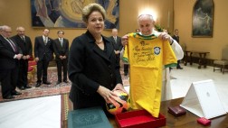 Rousseff al Papa: "Que la mano de Dios no empuje la pelota"