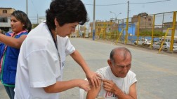 Vacunan contra hepatitis y tétano a recicladores del Cercado