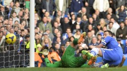 Chelsea ganó agónicamente al Everton y seguirá como líder