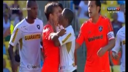 Bronca en fútbol brasileño terminó en beso entre jugadores