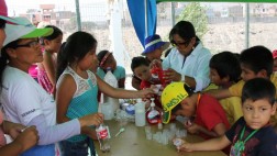 Niños aprenden ciencia en taller municipal