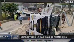 Camión mezclador de cemento se volcó en puente Atocongo en SJM