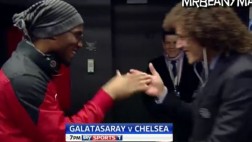 El singular saludo entre Didier Drogba y David Luiz
