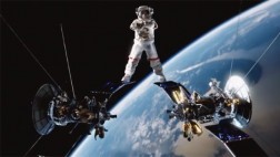 Jean Claude Van Damme sorprende con un split ¡en el espacio!