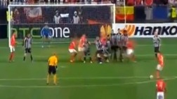 Jugador anota un golazo de tiro libre ¡picando la pelota!