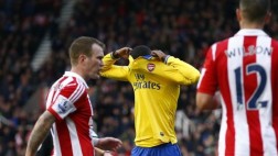 Arsenal cayó 1-0 ante Stoke City y se aleja del líder Chelsea