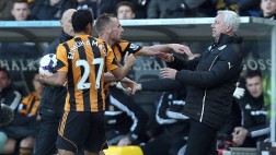 Técnico del Newcastle cabeceó a jugador del Hull City
