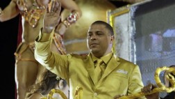 Ronaldo fue homenajeado en último día desfiles en Sao Paulo