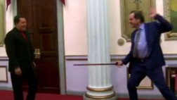 Venezuela: Oliver Stone juega con la espada de Bolívar