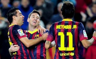 Barcelona ganó 4-1 al Almería y está a un punto de Real Madrid