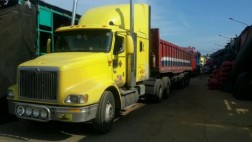 La Parada: tres camiones entraron para retirar la mercadería