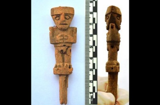 Escultura de mujer tallada en madera fue hallada en Pachacámac