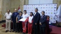 Isabel Aco recibe bandera peruana que llevará en desfile Odesur