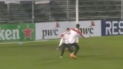 Mira la sensacional huacha de Van Persie a su compañero
