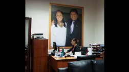 Congresista tiene foto de Nadine Heredia en su despacho