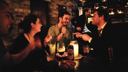 Cómo ganarte a los amigos más cercanos de tu pareja