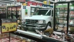 Anciana de 88 años destroza supermercado con su pick up