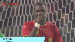 Jugador belga falló una clara ocasión de gol bajo el arco