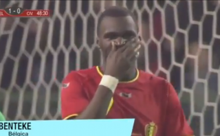 Jugador belga falló una clara ocasión de gol bajo el arco