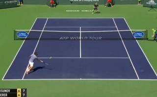 Federer y su espectacular golpe para avanzar en Indian Wells
