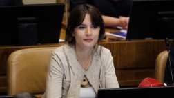 Camila Vallejo llegó con su bebe para asumir como diputada