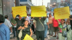 Grupo protesta contra Tejada en foro sobre megacomisión