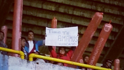 Hinchas en Huancayo se disculpan con Tinga con una pancarta
