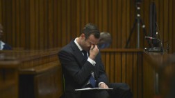 Pistorius usó un bate para abrir la puerta del baño