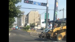 Imprudente operario va por la pista con "pasajeros"