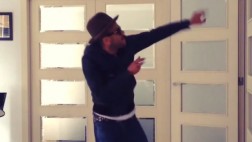 Dani Alves se graba bailando 'Happy' y video se vuelve viral