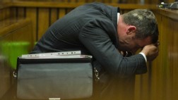 Oscar Pistorius vuelve a derrumbarse en la sala del tribunal