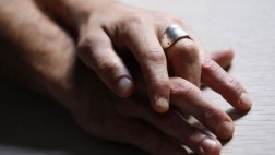 Portugal niega a homosexuales adoptar hijos de sus parejas