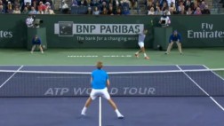 Roger Federer despierta admiración con un fenomenal 'globo'