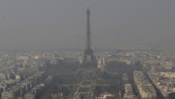 Torre Eiffel casi desaparece tras nube de contaminación