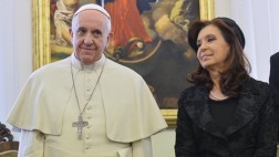 Cristina se torció el tobillo y llegó tarde a cita con el Papa