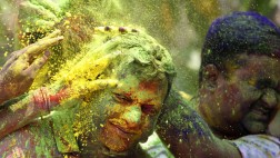 India recibe la primavera con una lluvia de colores