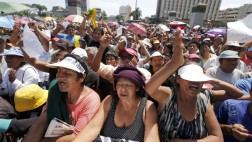 Ex comerciantes de La Parada marchan en caravana al Congreso